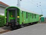 Zum Erste-Hilfe-Wagen (elsö-segely-hely) umgebauter Personenwagen H-FKGJK 84 55 941 8641-1 im Bahnhof Nyiregyhaza, 29.