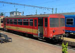 Beiwagen im Bahnhof Celldömölk vom Zug aus gesehen.