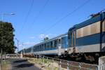 Ein MÁV-START Bpme-Wagen im IC 1206  Agram  von Budapest-Keleti nach Zagreb GK, am 23.07.2025 in Siófok.