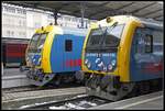 Steuerwagen 8005 424 und 8005 433 stehen am 5.12.2019 nebeneinander in Budapest Keleti.