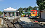 Schmalspurbahn Balatonfenyves (HU)
Die Loks 5727 und Mk48 2008 stehen nun beide am Bahnsteig des Bahnhofs Balatonfenyves GV und warten auf Fahrgäste nach Somogyszentpál und Csisztafürdő. Links von ihnen das frisch sanierte Empfangsgebäude und ein museal erhaltener Wasserkran.
Die Aufnahme entstand neben dem Gleis mit etwas Zoom.

🧰 MÁV
🚝 R 30814 Balatonfenyves GV (HU)–Somogyszentpál (HU) | R 30854 Balatonfenyves GV (HU)–Csisztafürdő (HU)
🕓 30.8.2022 | 10:37 Uhr