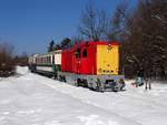 Am 25.02.2018. war Kaiserwetter bei Budapester Kindereisenbahn. Die wunderschöne neulackierte Lok Mk45 2006 war im Einsatz. Das Bild zeigt kurz vor der Einfahrt in Széchenyi-hegy Bahnhof.
Budapest, 25.02.2018.