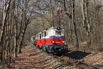 Die 11,2km lange Strecke der Kindereisenbahn in Budapest mit der Bosnischen Spur von 760mm führt von Hűvösvölgy nach Széchenyihegy.
Beim Bahnhof Virágvölgy steigt die Strecke steil an. Die Mk45 2004 bemüht sich am 14.3.2026 mit dem Zug 355 von Hűvösvölgy nach Széchenyihegy aus dem Bahnhof und passiert das Einfahrsignal der Gegenrichtung.