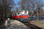 Von der rumänischen Firma FAUR 1972 gebaut, kam die Mk45 2004 1973 zur ungarischen Staatsbahn zur Kindereisenbahn nach Budapest. Gemeinsam mit fünf weiteren Diesellos, zwei Dampfloks und einem Triebwagen wird auf der 11,2km langen Strecke ein abwechslungsreicher Betrieb geführt.
Die Mk45 2004 fährt hier am 14.3.2026 mit dem Zug 357 von Hűvösvölgy nach Széchenyihegy in die Haltestelle Normafa ein.