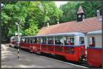 Kreuzung mit MK45-2003 in Csillebrc. Die Kindereisenbahn wird , wie der Name schon sagt, grsstenteils von Kindern unter Aufsicht von Erwachsenen betrieben. Die Kinder sind alle uniformiert, stehen bei Einfahrt der Zge in Achtungstellung am Bahnsteig. Der Drill erinnert an den Militrdienst und der ganze Betrieb an die Pioniereisenbahnen in der DDR.  Gyermekvast/Kindereisenbahn. (11.05.2013)