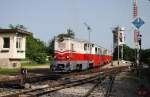Mk 45-2001 verlt mit einem Personenzug den Bhf.Szechenyi-hegy.(19.05.2013)
