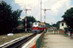 Nur einen Katzensprung vom Endpunkt der Zahnradbahn entfernt liegt die Ausgangsstation Szechenyi-hegy der Kindereisenbahn Budapest. Bis 1990 wurde die 11,2 km lange Bahn mit 760 mm Spurweite, die durch das bei den Budapestern beliebte Ausflugsziel der Budaer Berge führt, als Pioniereisenbahn bezeichnet. Die Bahn wurde zwischen 1948 und 1950 eröffnet und diente der Nachwuchsrekrutierung der MAV. Sie wird von 10-14-jährigen Kindern unter Aufsicht Erwachsener betrieben, von denen auch die Lokomotiven geführt werden. Am aufmerksamen jungen Stellwerker vorbei fährt am 11.06.2011 die 1972 von Faur/Rumänien gebaute Mk45-2006 in Szechenyi-hegy ein.