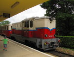 H-MÁV Mk 45-2006 mit einem Zug nach Széchenyihegy, am 04.06.2016 am Bahnsteig in Hűvösvölgy.