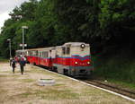 MÁV Mk45-2005 mit einem Zug von Széchenyihegy nach Hűvösvölgy, am 04.06.2016 in Hárs-hegy.