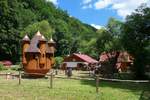 Selten war es leichter, einen ganzen Ort abzubilden; neben dem Bahnhofsgebäude der Waldeisenbahn gibt es in Garadna nur noch ein kleines Museum, eine Gaststätte, und diese seltsame  Burg  auf dem Spielplatz. 10.7.16 