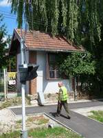 Der  Schrankenwärter  geht wieder in sein Häuschen am Bahnübergang vor Miskolc-Majlath, 10.7.16     Ein kurzes Video der Straßenquerung gibt es hier: 