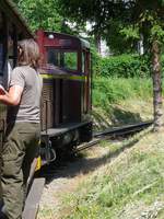 In der Kurve vor dem Betriebswerk in Miskolc-Majlath kann man noch mal den Schaffner beim Turnen beobachten, 10.7.16 