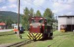 Am 23.6.2004 steht die Schmalspur Diesellok  D O2-508 der Schmalspurbahn Miskolc - Lillafüred  im Depot am Stadtrand von Miskolc.