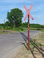 Bahnübergang über die Bahnhofsgleise in Herminatanya der 2009 stillgelegten Schmalspurstrecke von Nyiregyhaza nach Dombrad und Balsa, 29. ‎Mai ‎2016 
Die vorderen drei Gleise führen nach Balsa, das hintere zweigt nach Dombrad ab.