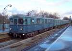 Triebzug mit Fronttr der Linie 2, Deli palyaudvar - rs Vezer tere, fhrt am 20.01.2007 in die Station Pillango utca ein. Die Linie 2 hat zwei Stationen ber der Erde, Pillango utca und die stliche Endstation rs Vezer Tere.