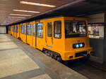 Metro Budapest Zug 31 auf der Linie M1 nach V�r�smarty t�r in der Station De�k Ferenc t�r, 19.06.2026.