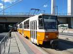 Tatra T5C5-Straßenbahn-Triebwagen 4347 der Linie 56A an der Haltestelle unterhalb der Elisabeth-Brücke in Budapest, 18.6.2016