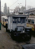 Budapest BKV: Impressionen vom Straßenbahnbetriebsbahnhof Ferencváros Kocsiszin im Oktober 1979: Arbeitstriebwagen *125.