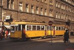 Budapest - Tw 2023 auf Linie 33 in der Visegradi utca unweit des Marx ter (heute Nyugati ter) im Oktober 1978. Hier endeten bis zur Inbetriebnahme der U-Bahn die aus Richtung Ujpest kommenden Straßenbahnlinien. Diese Triebwagen wurden zwischen 1904 und 1910 als Typ F/H in Dienst gestellt.
