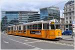 Tram Budapest Linie 49. Ein ICS Gelenktram von Dek Ferenc tr nach Kelenfldi Palaudvar hlt am Klvin tr. (13.05.2013)