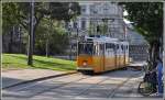 Linie 19 am Friedrich Born rakpart bei der Unterfhrung Kettenbrcke. Strassenbahn Budapest. (12.05.2013)