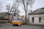 Tw.4311 + Tw.4295 im Ortskern von Rakospalota beim Einbiegen von der Kajar ut in die Pozsony ut.(16.01.2014)