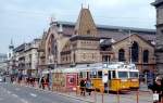 Im Herbst 2002 stehen zwei Uv-Dreiwagenzüge von der Budapester Markthalle, links Uv3 3419, rechts Uv3 3327.