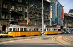 Im August 1992 erreichen Uv3 3389 und ein weiterer Uv3 den Baross ter gegenüber dem Budapester Ostbahnhof. Das neue Geschäftshaus und der Hinweis auf eine amerikanische Fastfood-Kette sind Zeichen der neuen Zeit. Wenige Jahre später wurde die Straßenbahn eingestellt. 