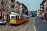 Zu den letzten Linien, auf denen Uv-Züge eingesetzt wurden, gehörte die Linie 47, hier mit einem klassischen Dreiwagenzug mit Uv3 3307 an der Spitze auf dem Vamhaz korut im Herbst 2002 