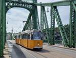 BKV 1440 als Linie 49 (Kelenföld Vasútállomás - Deák Ferenc tér), am 25.07.2025 auf der Freiheitsbrücke (Szabadság híd) in Budapest.
