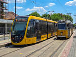 Stra�enbahn Budapest Zug 2246 auf der Linie 19 nach B�csi �t neben Zug 1318 auf der Linie 49 nach De�k Ferenc t�r in Kelenf�ld, 19.06.2026.