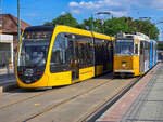 Stra�enbahn Budapest Zug 2234 auf der Linie 19 nach B�csi �t neben Zug 1402 auf der Linie 49 nach De�k Ferenc t�r in Kelenf�ld, 19.06.2026.