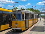 Stra�enbahn Budapest Zug 1318 auf der Linie 49 nach De�k Ferenc t�r in Kelenf�ld, 19.06.2026.