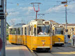 Stra�enbahn Budapest Zug 1441 auf der Linie 49 nach Kelenf�ld neben Zug 1365 in der Gegenrichtung zum De�k Ferenc t�r am Szent Gell�rt t�r, 19.06.2026.