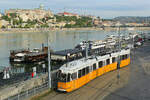 Straßenbahn Budapest Zug 1353 auf der Linie 23 bei Petőfi tér am 23.07.2026 von der Brücke runter fotografiert.