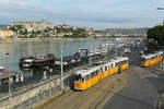 Straßenbahn Budapest Zug 1419 auf der Linie 23 bei Petőfi tér am 23.07.2026 von der Brücke runter fotografiert.