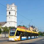 Moderner CAF-Straßenbahn-Triebwagen 521 in Debrecen vor der kleinen reformierten Kirche, 26.6.2016