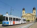 Alter Straßenbahn-Triebwagen Ganz KCSV6 509 in Debrecen vor der großen reformierten Kirche, am Kossuth-Platz, 26.6.2016