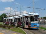Alter Straßenbahn-Triebwagen Ganz KCSV6 510 in der Wendeschleife am Bahnhof von Debrecen, 26.6.2016