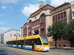Moderner CAF-Straßenbahn-Triebwagen 528 vor dem Rathaus von Debrecen, 26.6.2016