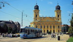 Der KCSV6 503 der Straßenbahn Debrecen am 13.06.2011 auf dem Kossuth ter, im Hintergrund die Große Reformierte Kirche, die größte calvinistische Kirche Ungarns