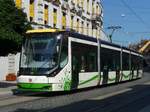 Moderne SKODA Straßenbahn in der Altstadt von Miskolc, 10.7.16