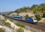 Die 470 006 traktionierte am 15. September 2021 den  IC 917 Alpokalja von Szombathely nach Budapest Keleti pályaudvar, und   wurde von mir kurz nach der Haltestelle Szár fotografiert. 