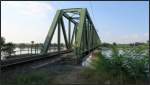 Die Eisenbahnbrücke über die Donau bei Komárom (H). Hier findet der Güterverkehr zwischen Ungarn und dem slowakischen Teil der Stadt Komárno statt. Szenario vom 04.August 2015.