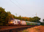 Die 470 501 + 470 010 mit dem Zug IC949 im Licht der ersten Sonnenstrahlen auf dem Weg von Győr nach Budapest kurz nach Komárom.