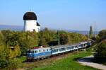 Ein Zug mit der Rotunda ist immer ein schönes Motiv. Vor allem, wenn die Lokomotive V43 1001 den Zug befördert. Hier ist die MÁV-Start Szili 431 001 (V43 1001) mit dem Bakony Intercity 904 auf dem Weg nach Szombathely.
Öskü, 20.10.2024.