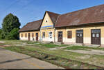 Das schlichte des Empfangsgebäude des Bahnhofs Zalakomár (HU), verewigt während eines Kreuzungshaltes meines IC gen Kroatien.