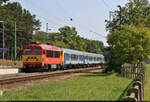 418 317-7 bespannt einen Regionalzug und musste sich wohl aufgrund eines Defekts vor den Steuerwagen setzen. Soeben kommt sie mit ihren drei y-Wagen im Bahnhof Balatonfenyves (HU) an.

🧰 MÁV
🚝 E 18802 Pécs (HU)–Keszthely (HU)
🕓 30.8.2022 | 10:56 Uhr
