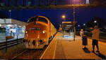 Es braucht keine Retro-Wochen, um historische Schienenfahrzeuge am Balaton zu sehen.
Beim Abendessen in der Pizzeria am Bahnhof Balatonfenyves (HU) sah ich im Augenwinkel etwas herandröhnen. Das Essen unterbrochen, ging es schnurstracks zum Bahnsteig, wo die 618 019-7 (NOHAB M61 019) anhielt und auf Weiterfahrt gen Westen wartete. Sie hatte die 491 005-9 (Alstom Prima EL3U/4) und mehrere Bauwagen am Haken. Da wurden auch andere Leute spontan zum Fotografen.

🧰 MÁV
🕓 30.8.2022 | 20:21 Uhr