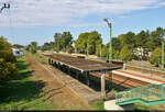 Links und rechts dieses Bahnsteigdaches verkehren im Bahnhof Balatonfenyves (HU) keine Züge mehr.